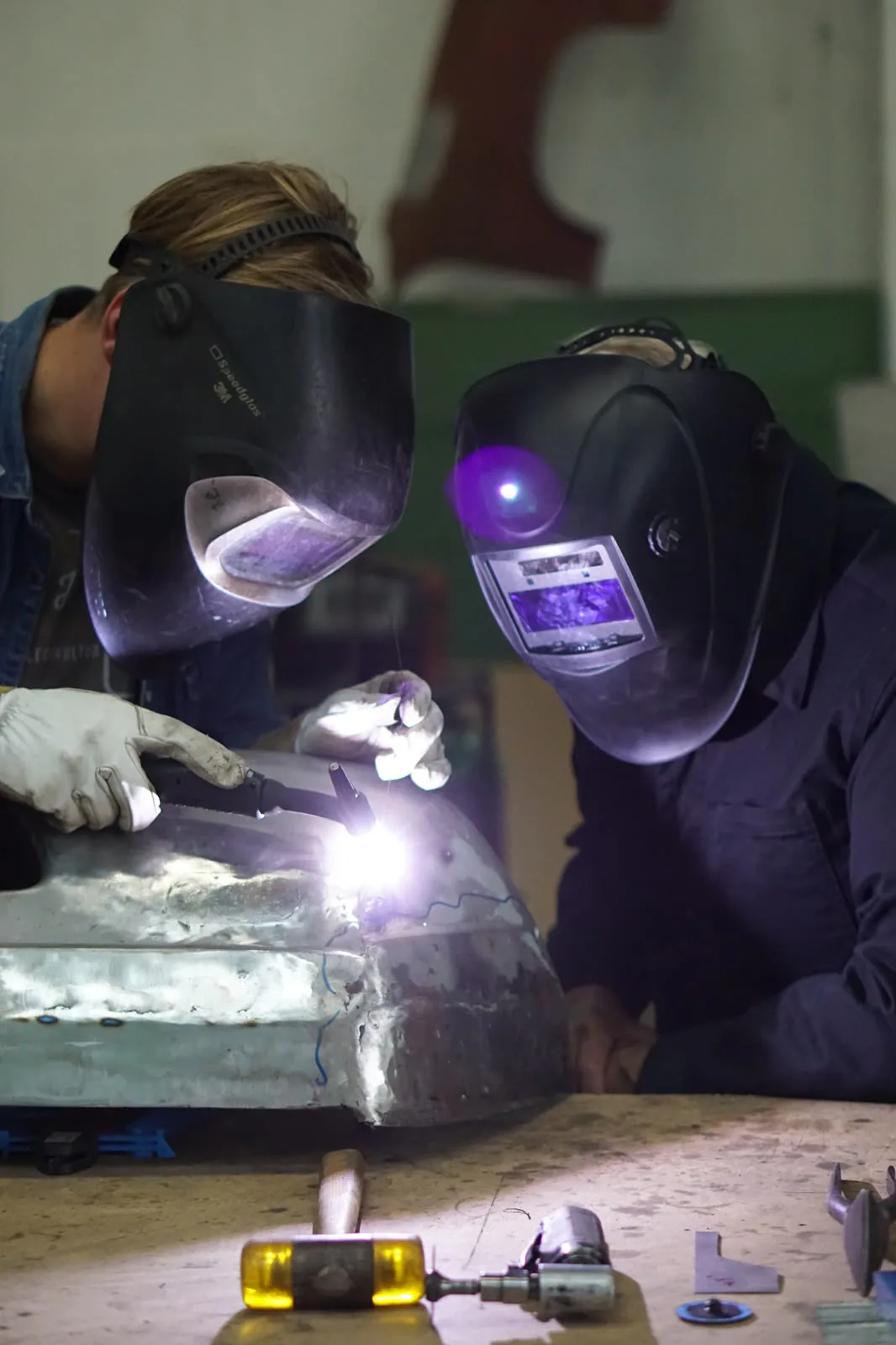 Zwei Teilnehmer beim WIG-Schweißen in der Werkstatt